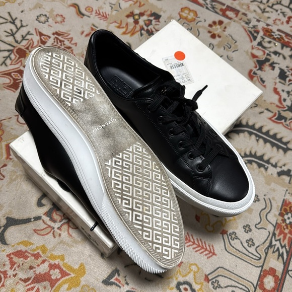 Givenchy - Picture 4 of 7